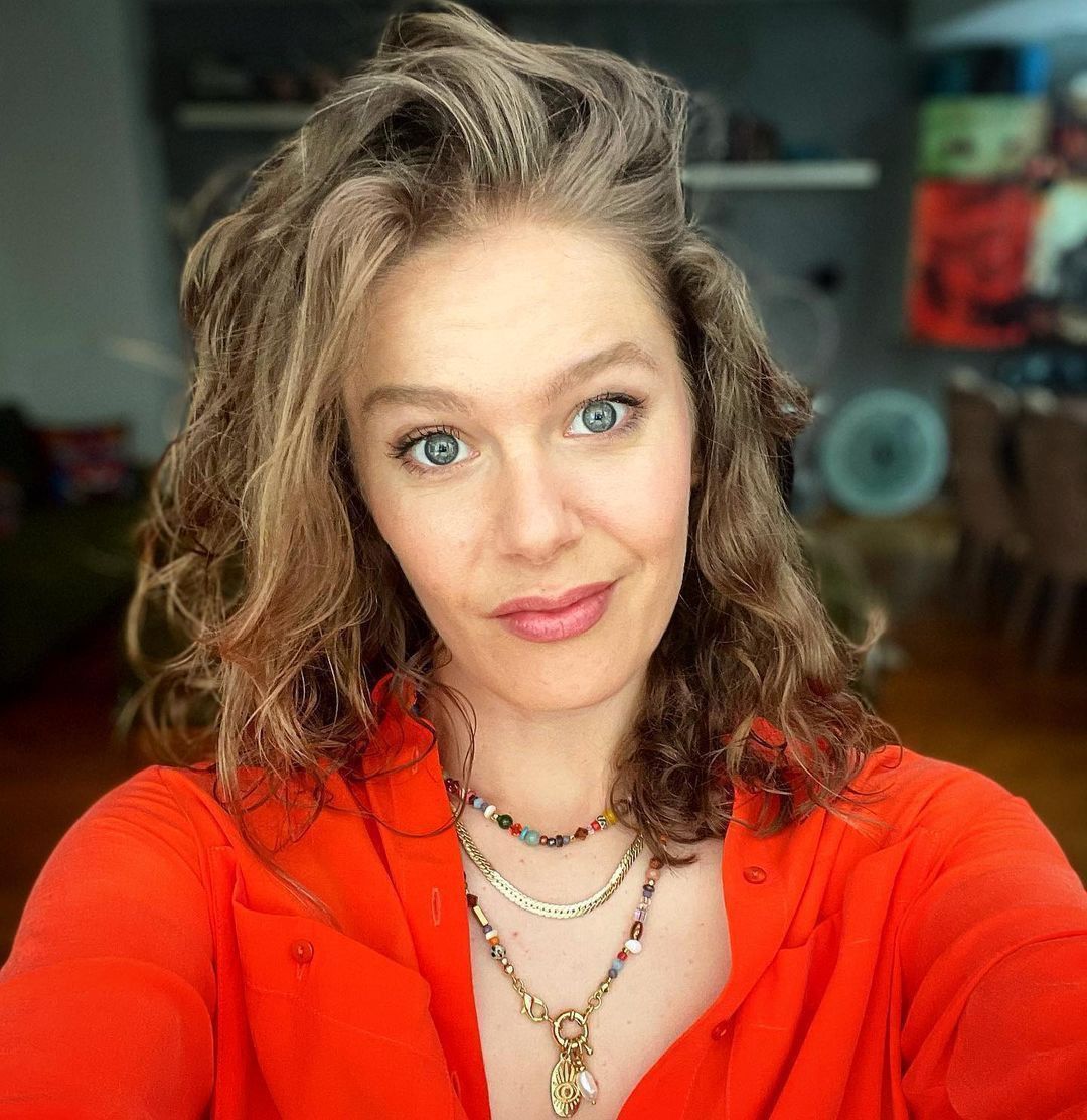 Burcu Biricik Bu Pozla Sosyal Medyayı Yıktı! Dudak Dudağa Öpüştüğü Anlara Beğeni Yağdı 11