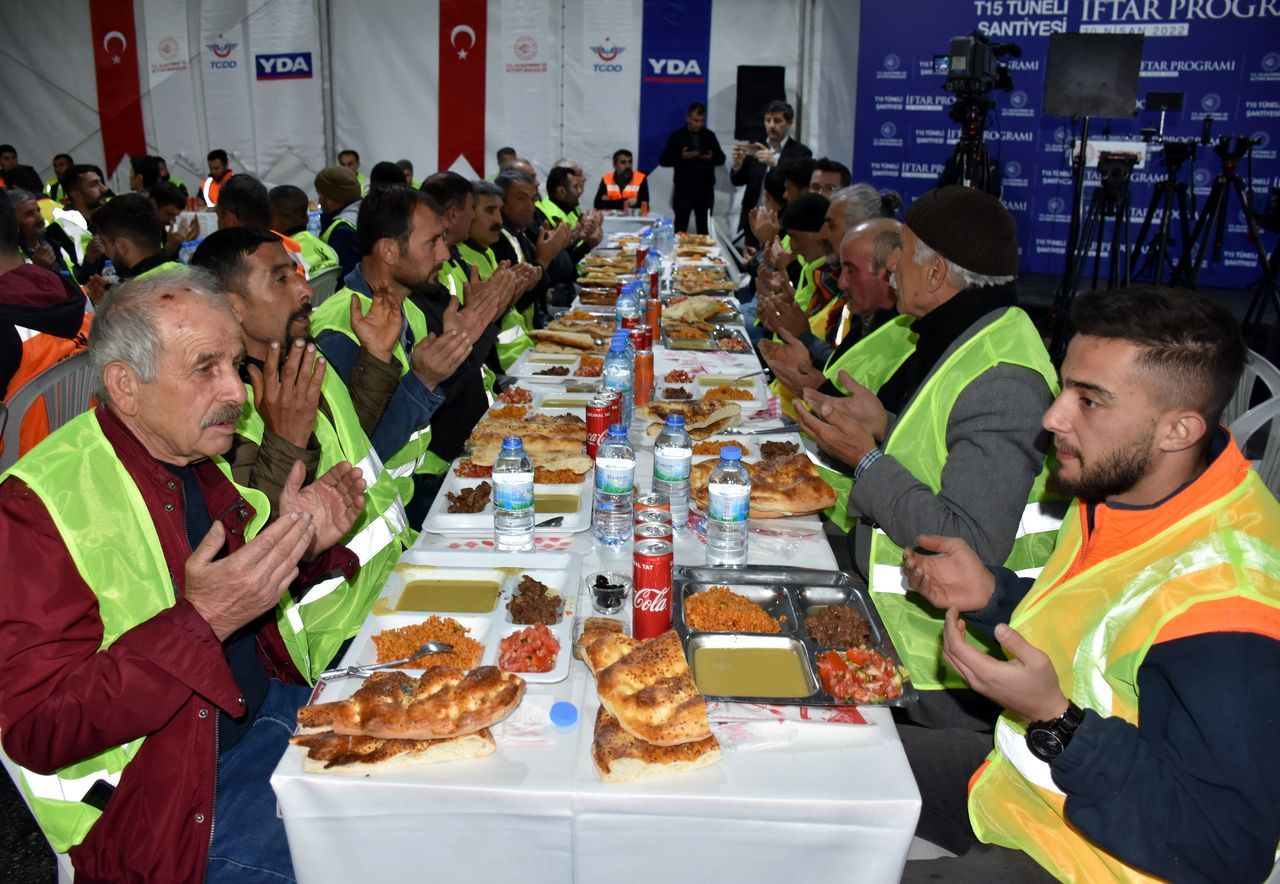 Bakan Karaismailoğlu: Demiryolu ağımızı 2053'de 28 bin 590 kilometreye hedefledik 6