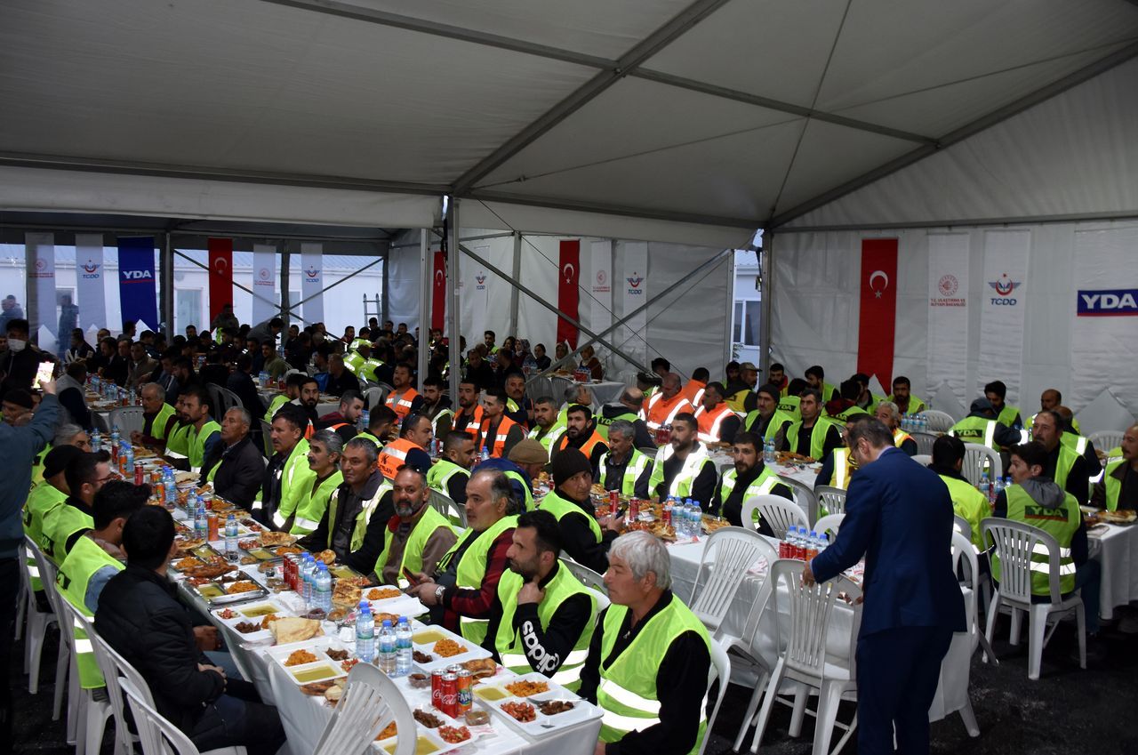 Bakan Karaismailoğlu: Demiryolu ağımızı 2053'de 28 bin 590 kilometreye hedefledik 8