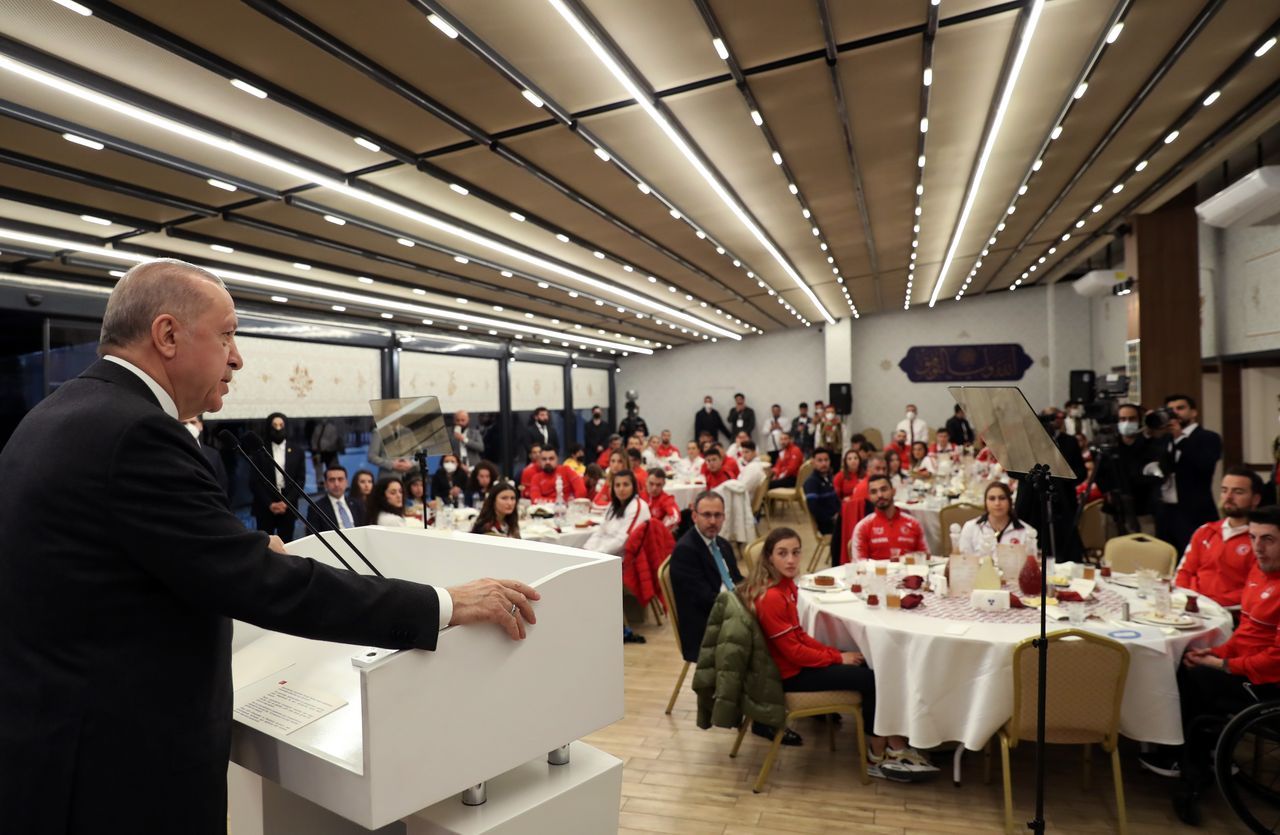 Cumhurbaşkanı Erdoğan, milli sporcularla iftarda buluştu, tek tek sohbet etti 5