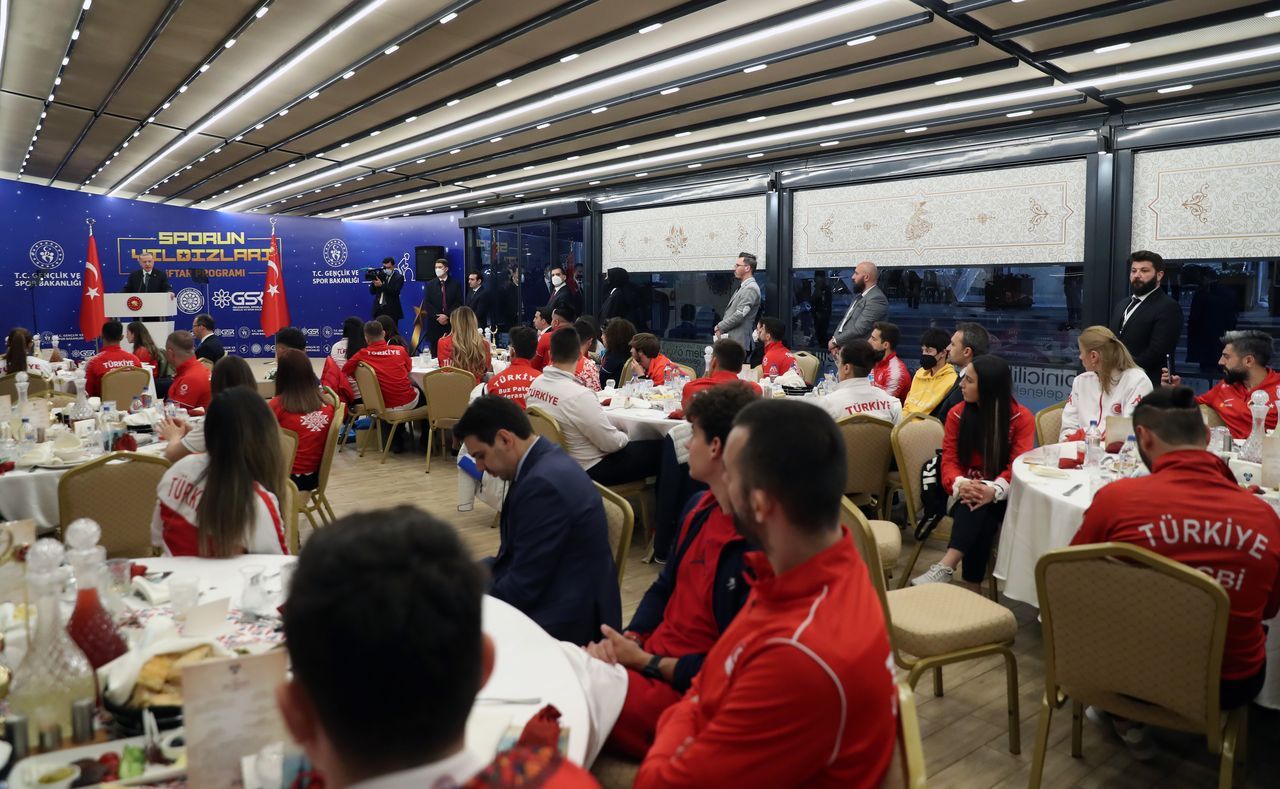 Cumhurbaşkanı Erdoğan, milli sporcularla iftarda buluştu, tek tek sohbet etti 6
