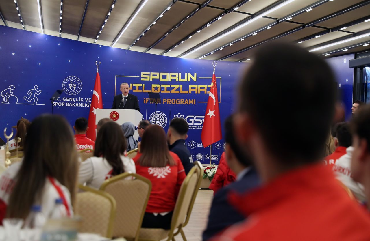 Cumhurbaşkanı Erdoğan, milli sporcularla iftarda buluştu, tek tek sohbet etti 7