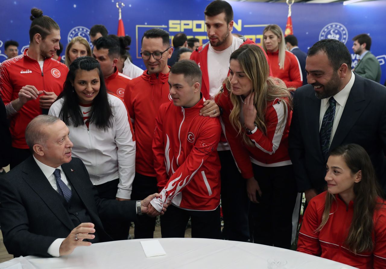 Cumhurbaşkanı Erdoğan, milli sporcularla iftarda buluştu, tek tek sohbet etti 8