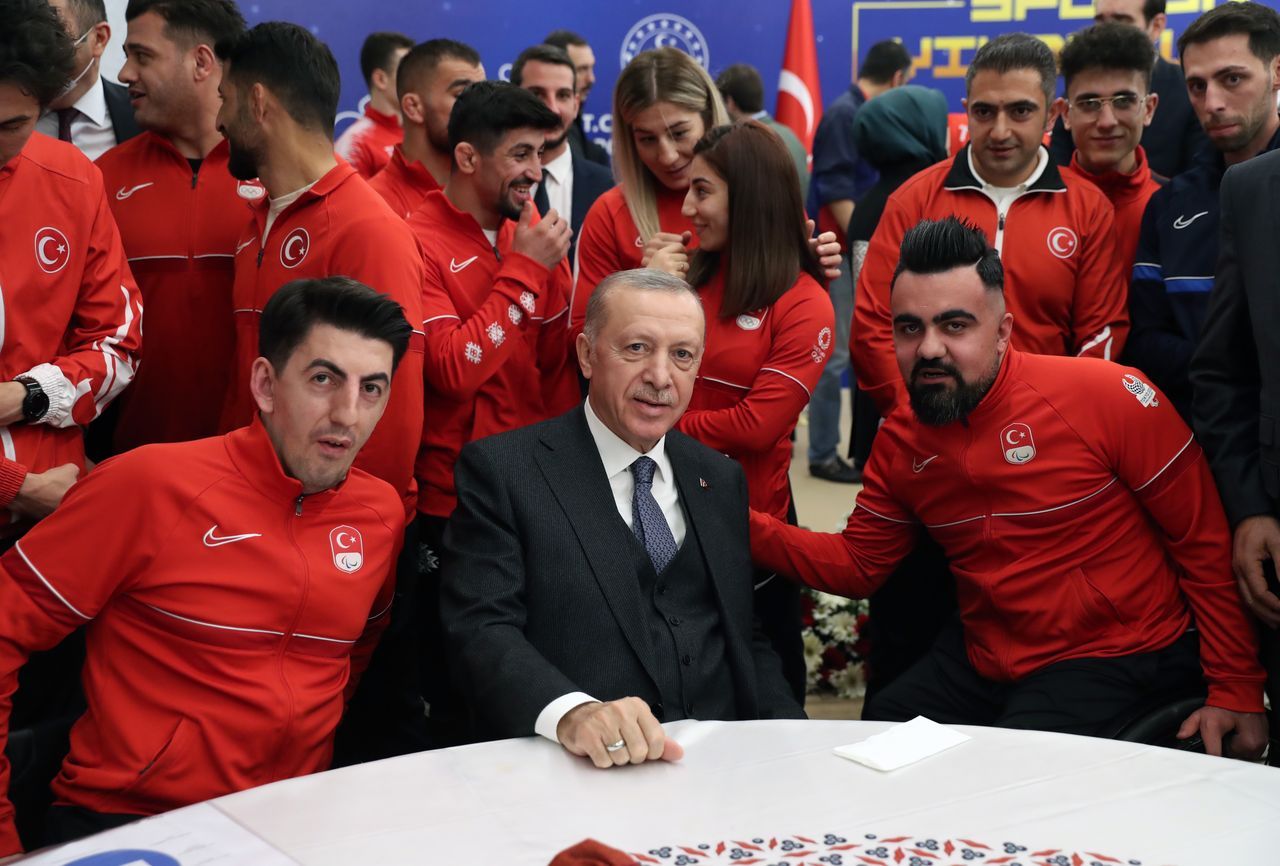 Cumhurbaşkanı Erdoğan, milli sporcularla iftarda buluştu, tek tek sohbet etti 9