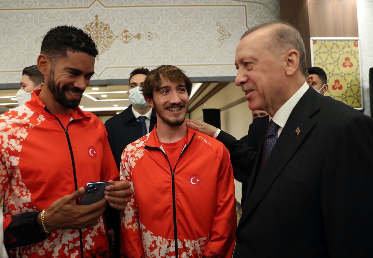 Cumhurbaşkanı Erdoğan, milli sporcularla iftarda buluştu, tek tek sohbet etti 12
