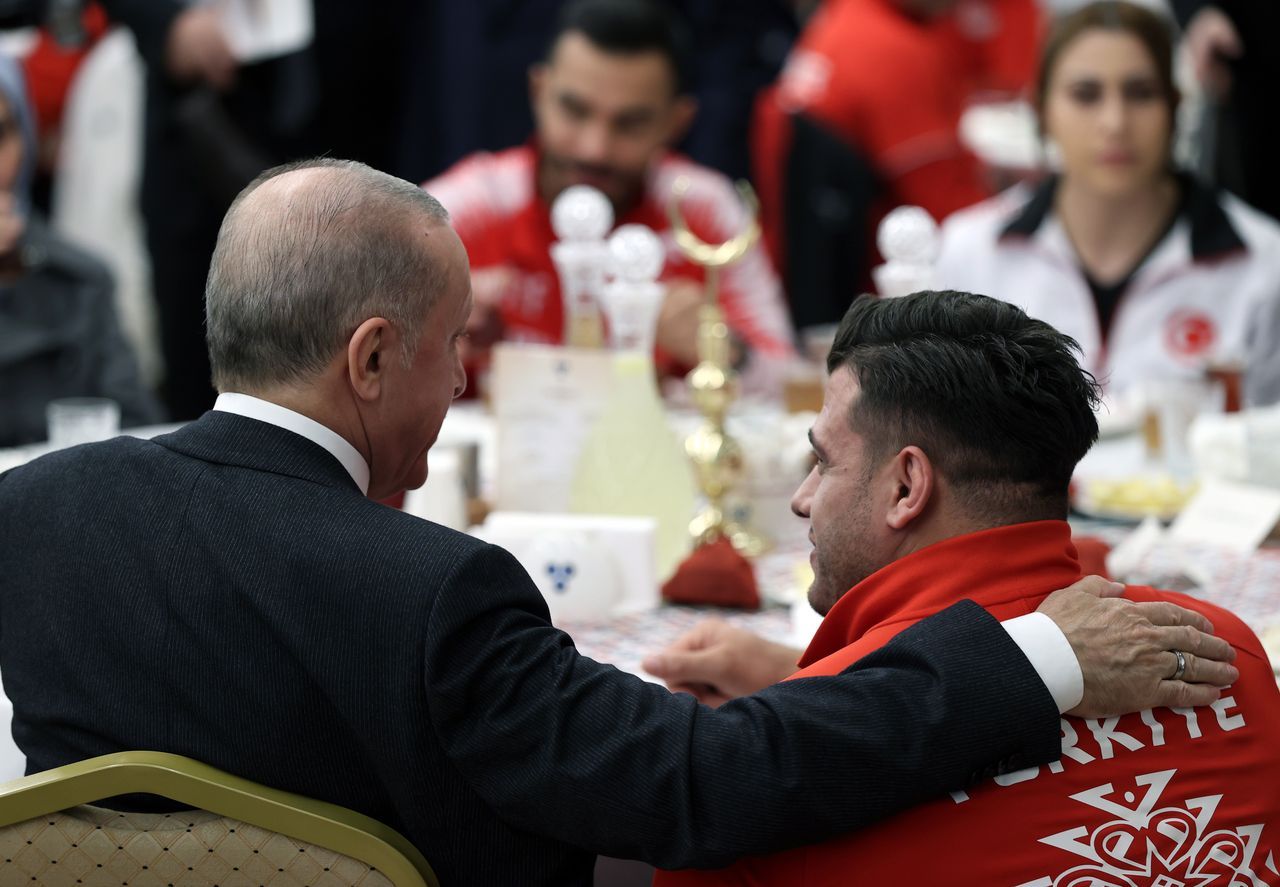 Cumhurbaşkanı Erdoğan, milli sporcularla iftarda buluştu, tek tek sohbet etti 14