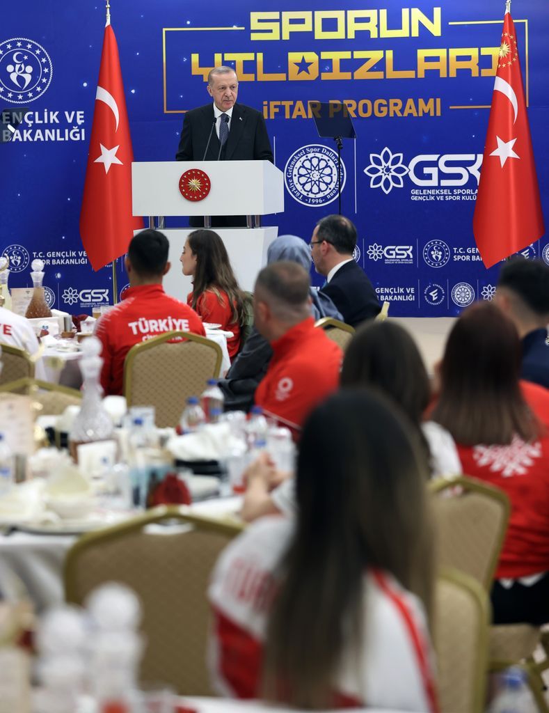 Cumhurbaşkanı Erdoğan, milli sporcularla iftarda buluştu, tek tek sohbet etti 15
