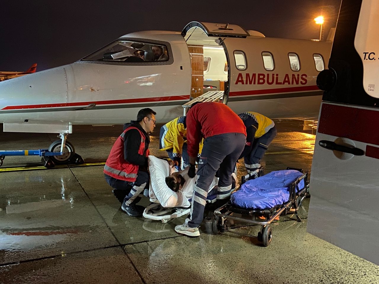 Bakanlık harekete geçti: Fas ve Mısır'daki iki Türk hasta tedavileri için ambulans uçakla Türkiye'ye getirildi! 6