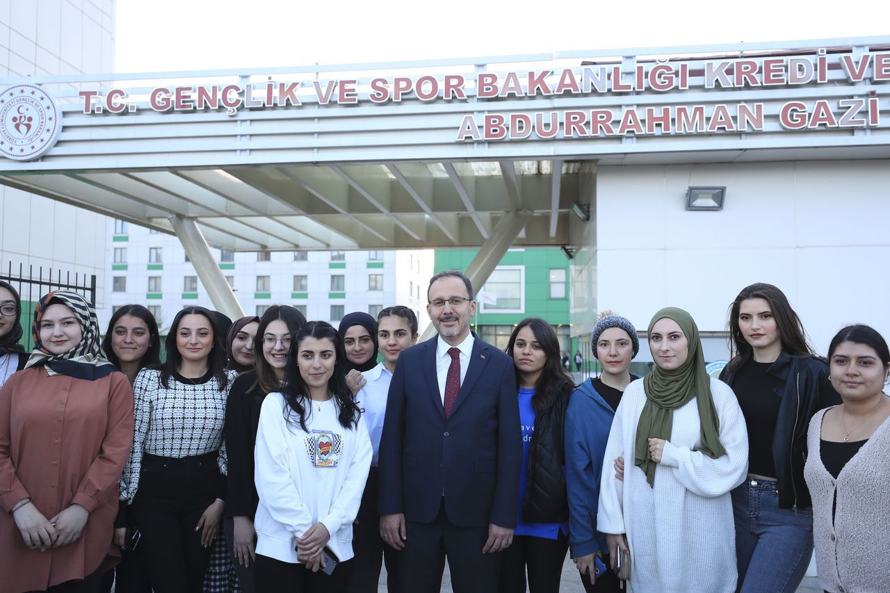 Gençlik ve Spor Bakanı Kasapoğlu, Erzurum'da öğrencilerle iftar yaptı 1