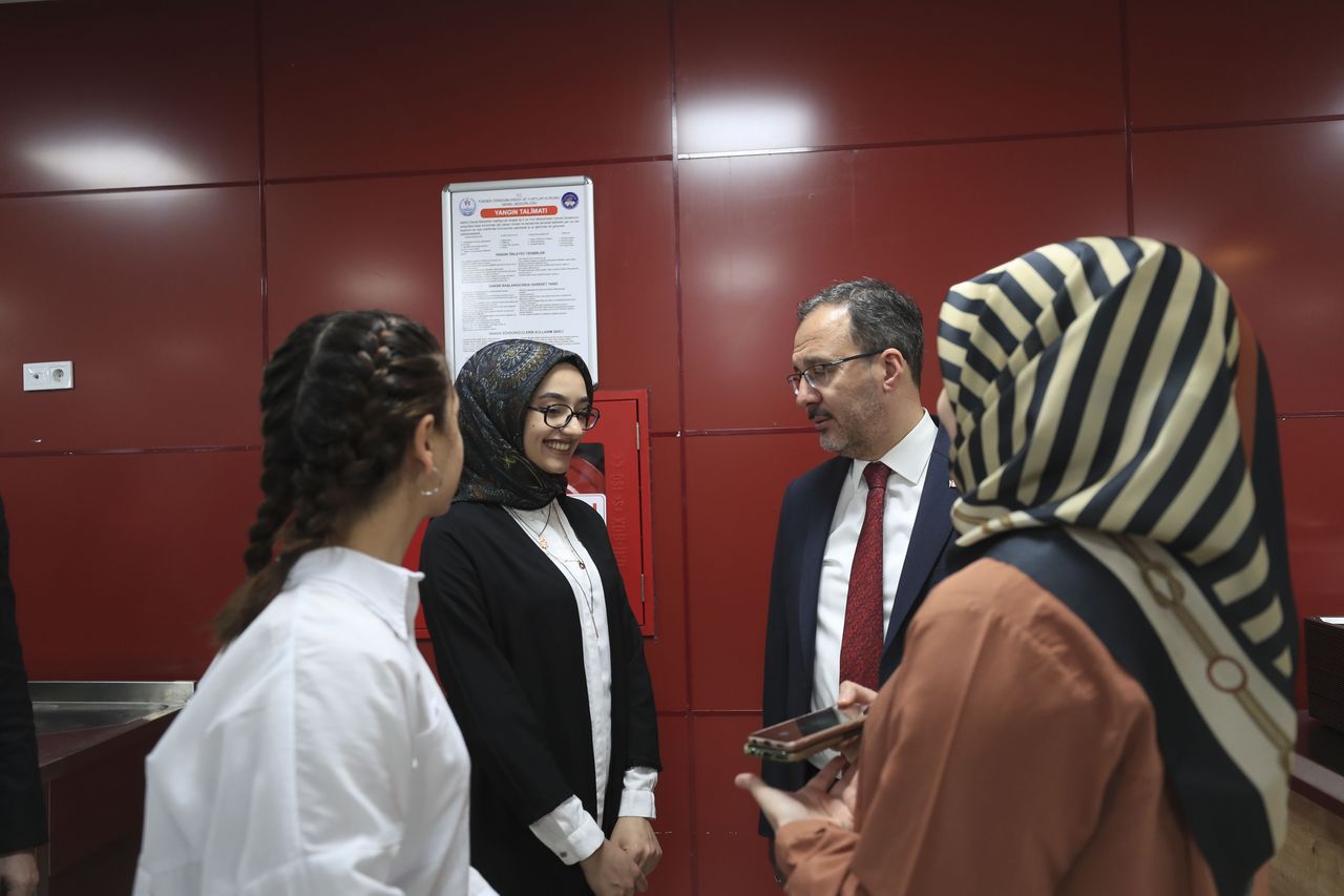 Gençlik ve Spor Bakanı Kasapoğlu, Erzurum'da öğrencilerle iftar yaptı 6