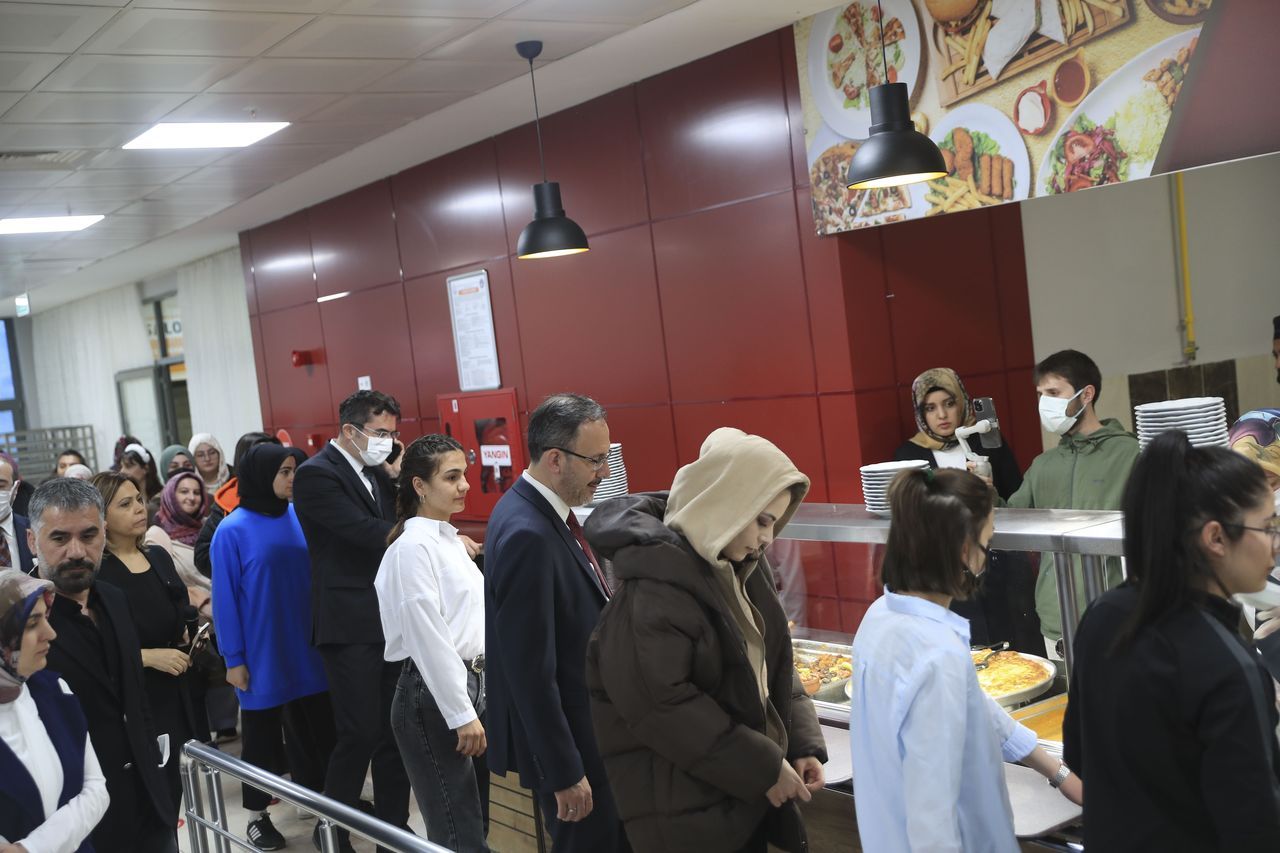 Gençlik ve Spor Bakanı Kasapoğlu, Erzurum'da öğrencilerle iftar yaptı 7