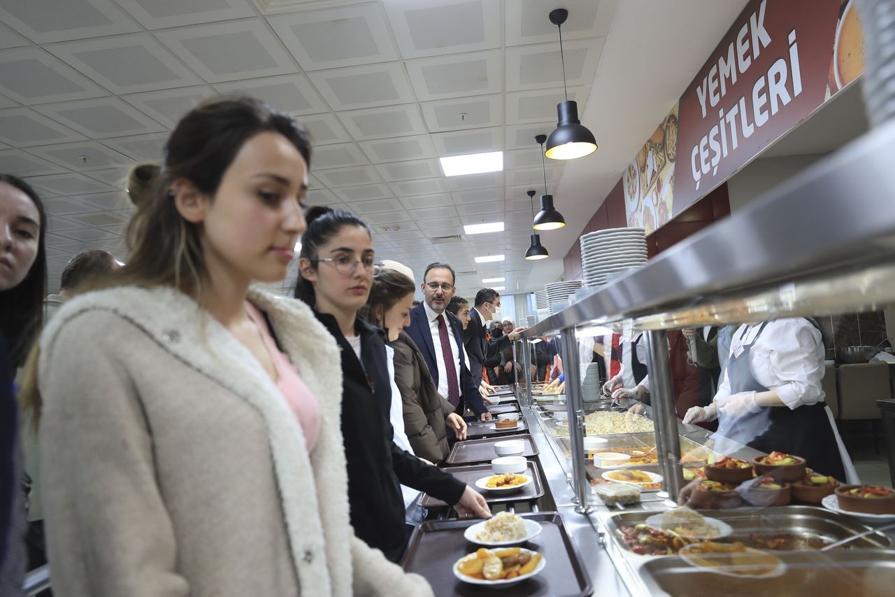 Gençlik ve Spor Bakanı Kasapoğlu, Erzurum'da öğrencilerle iftar yaptı 8