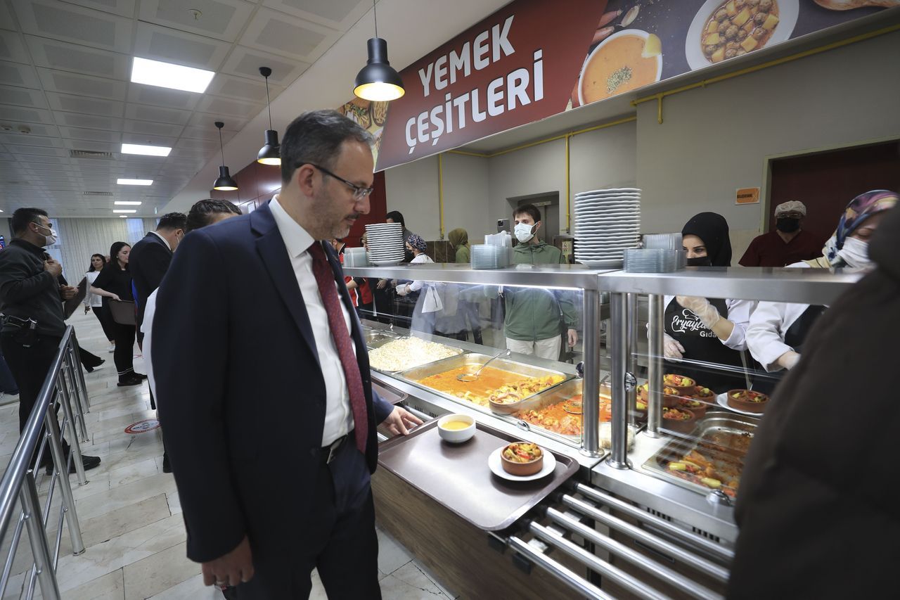 Gençlik ve Spor Bakanı Kasapoğlu, Erzurum'da öğrencilerle iftar yaptı 9