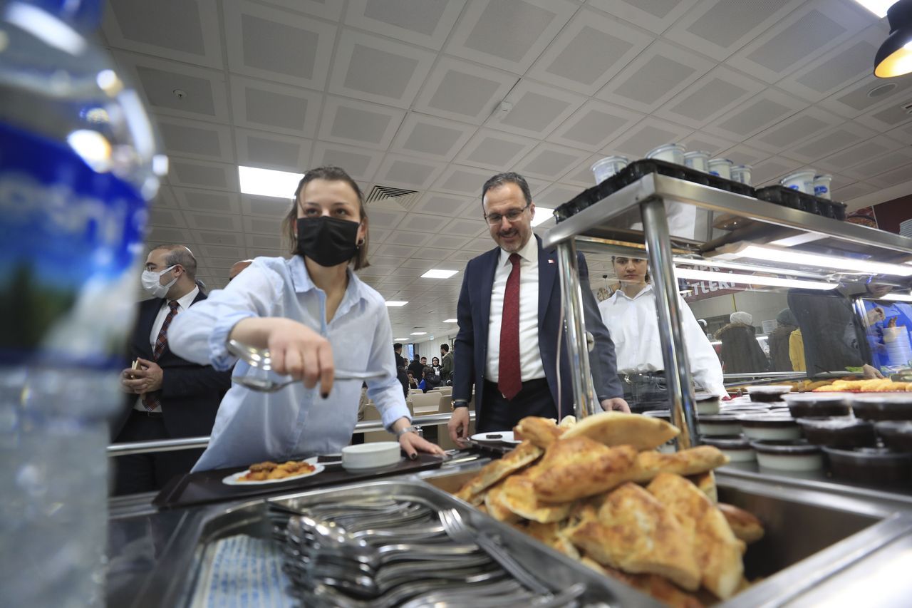 Gençlik ve Spor Bakanı Kasapoğlu, Erzurum'da öğrencilerle iftar yaptı 10