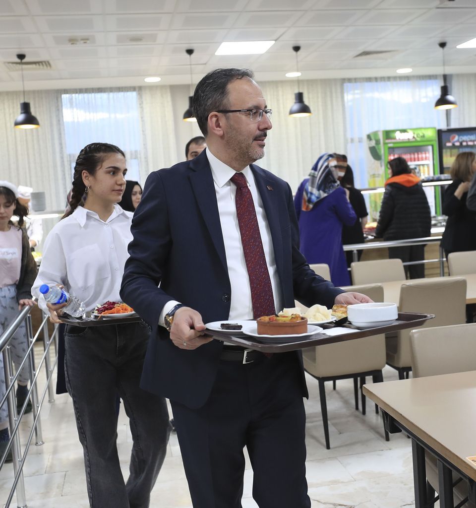 Gençlik ve Spor Bakanı Kasapoğlu, Erzurum'da öğrencilerle iftar yaptı 11