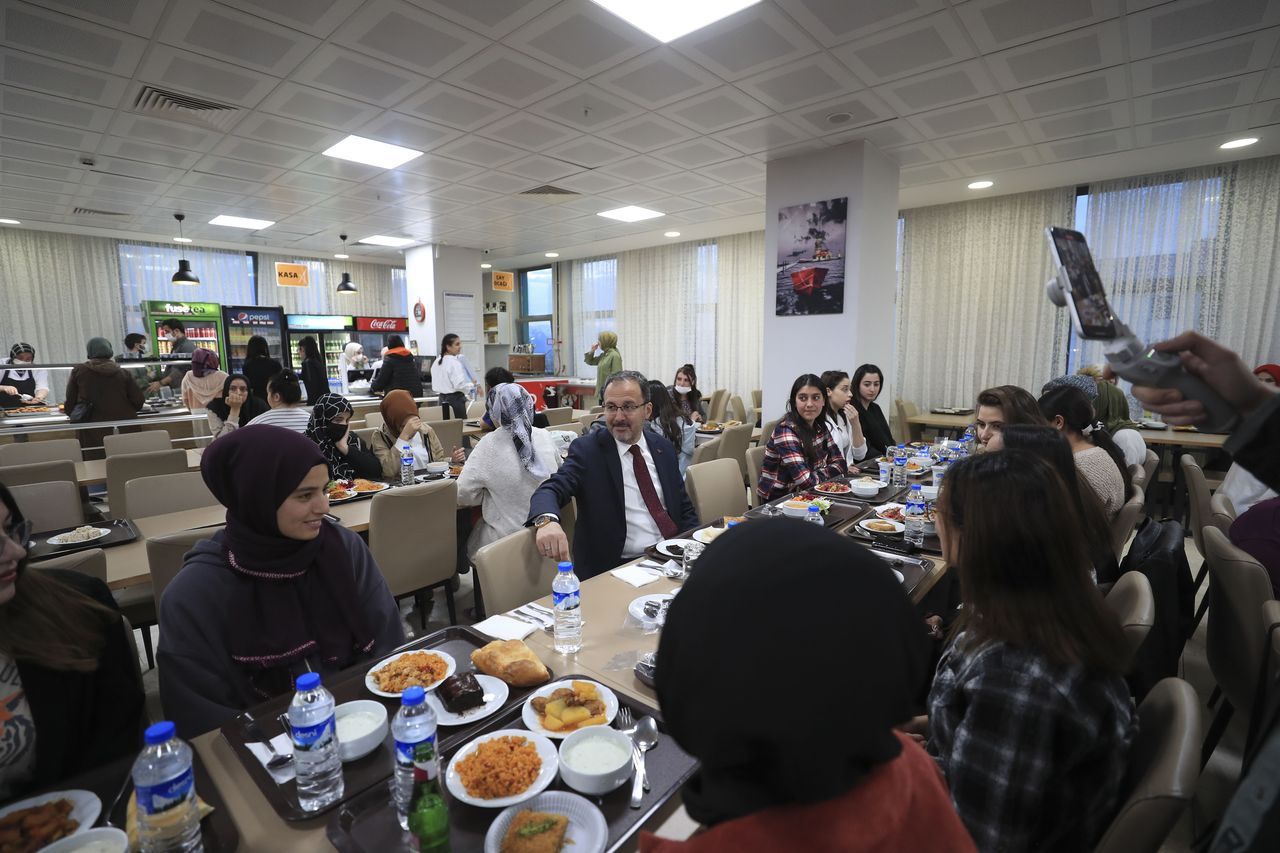 Gençlik ve Spor Bakanı Kasapoğlu, Erzurum'da öğrencilerle iftar yaptı 12