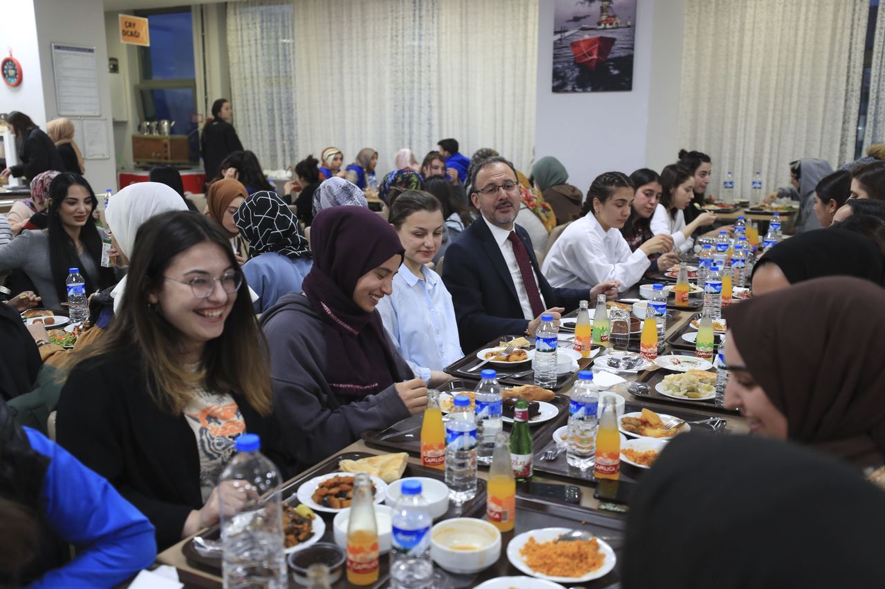 Gençlik ve Spor Bakanı Kasapoğlu, Erzurum'da öğrencilerle iftar yaptı 13