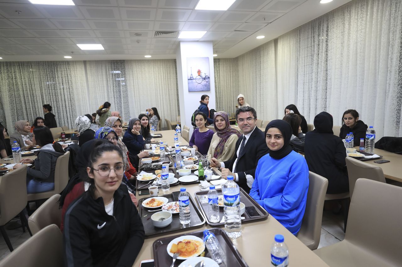Gençlik ve Spor Bakanı Kasapoğlu, Erzurum'da öğrencilerle iftar yaptı 14