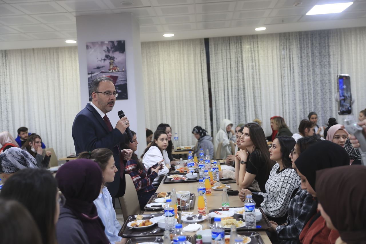 Gençlik ve Spor Bakanı Kasapoğlu, Erzurum'da öğrencilerle iftar yaptı 16