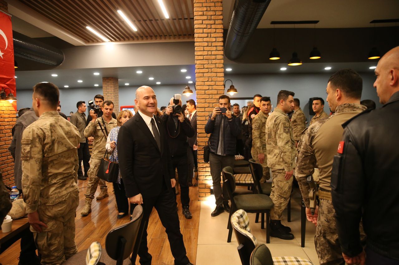 Bakan Soylu, Diyarbakır'da emniyet mensuplarıyla sahur yaptı 2