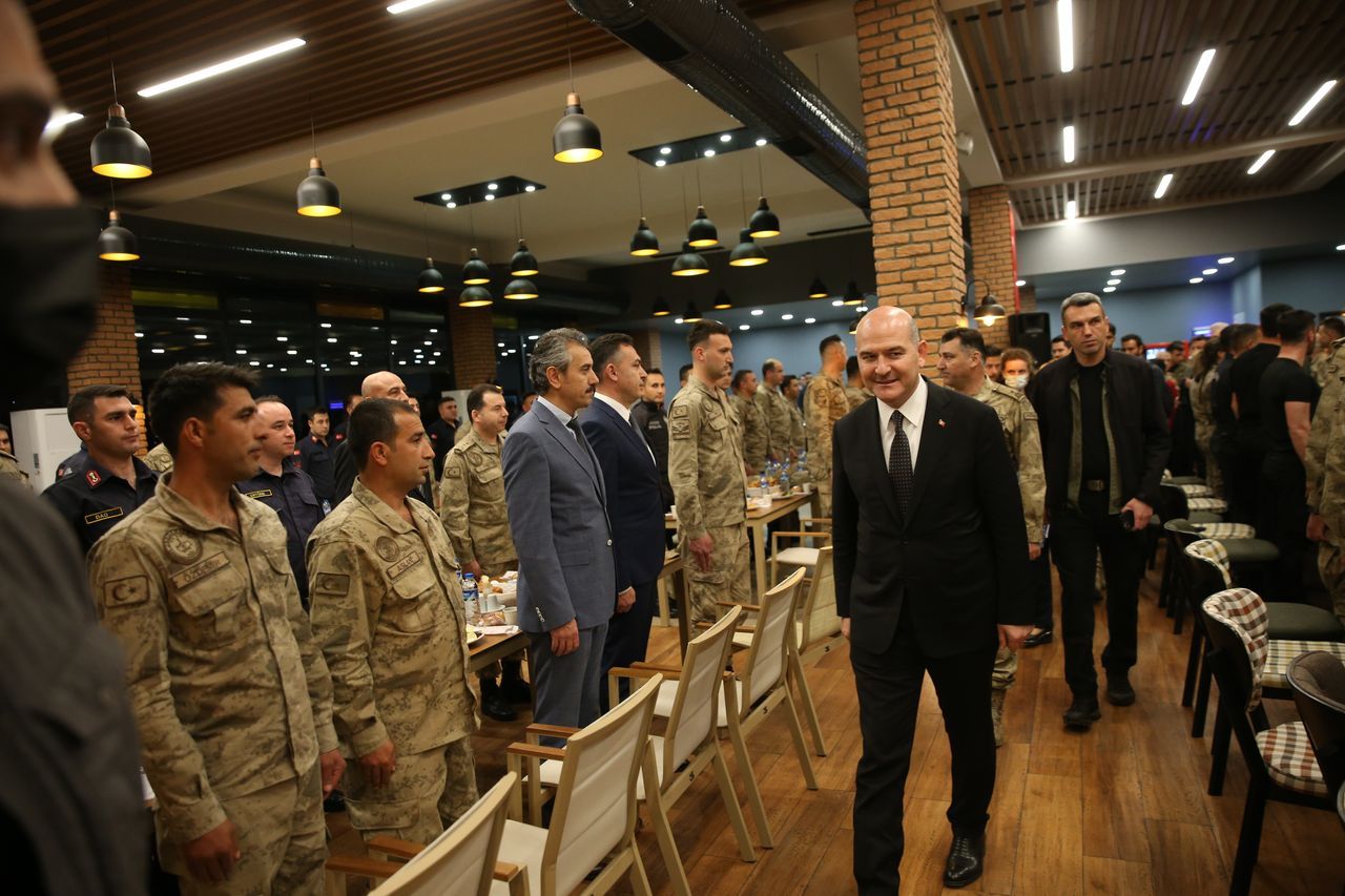 Bakan Soylu, Diyarbakır'da emniyet mensuplarıyla sahur yaptı 3
