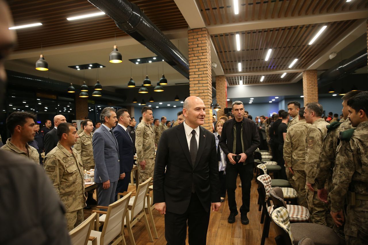 Bakan Soylu, Diyarbakır'da emniyet mensuplarıyla sahur yaptı 4