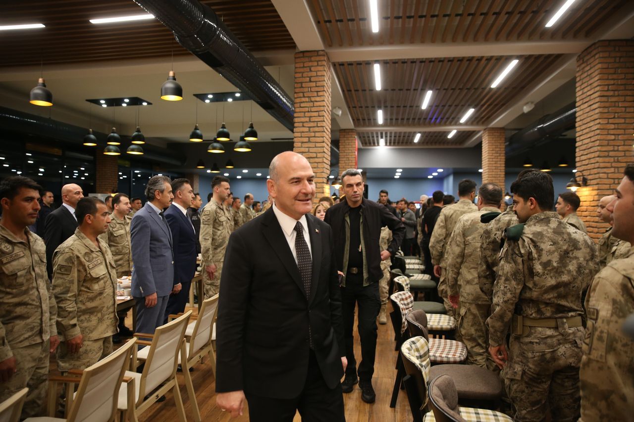 Bakan Soylu, Diyarbakır'da emniyet mensuplarıyla sahur yaptı 5