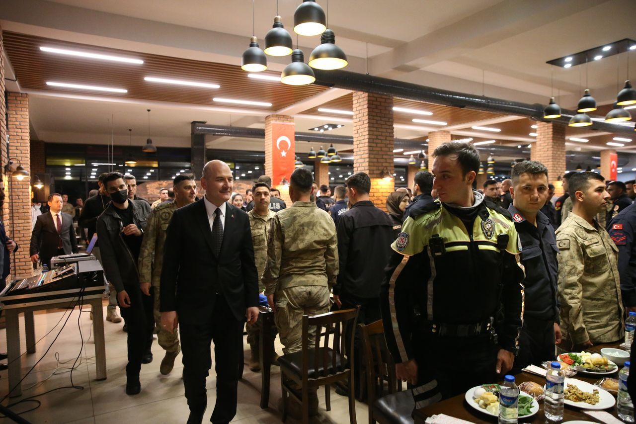 Bakan Soylu, Diyarbakır'da emniyet mensuplarıyla sahur yaptı 6