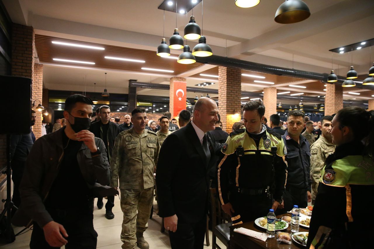 Bakan Soylu, Diyarbakır'da emniyet mensuplarıyla sahur yaptı 7