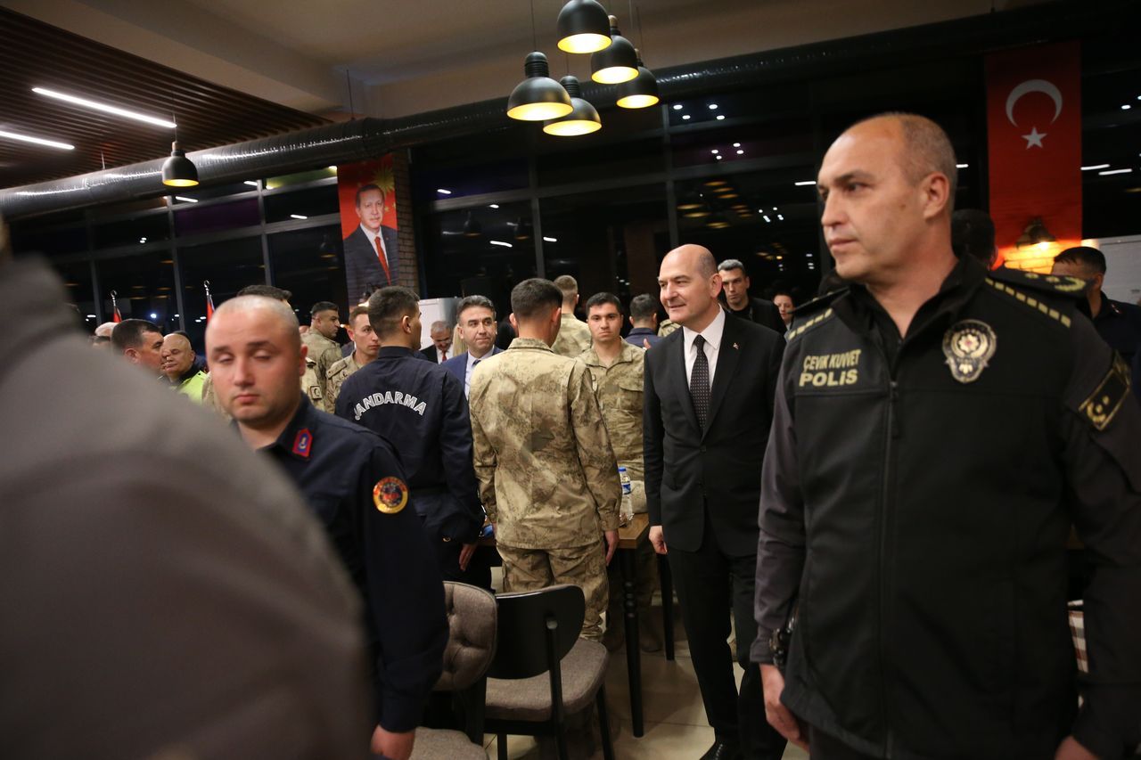Bakan Soylu, Diyarbakır'da emniyet mensuplarıyla sahur yaptı 8