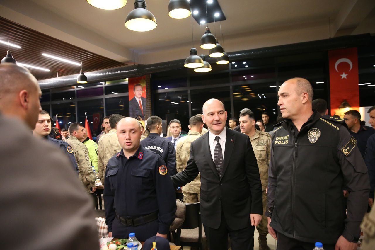 Bakan Soylu, Diyarbakır'da emniyet mensuplarıyla sahur yaptı 9