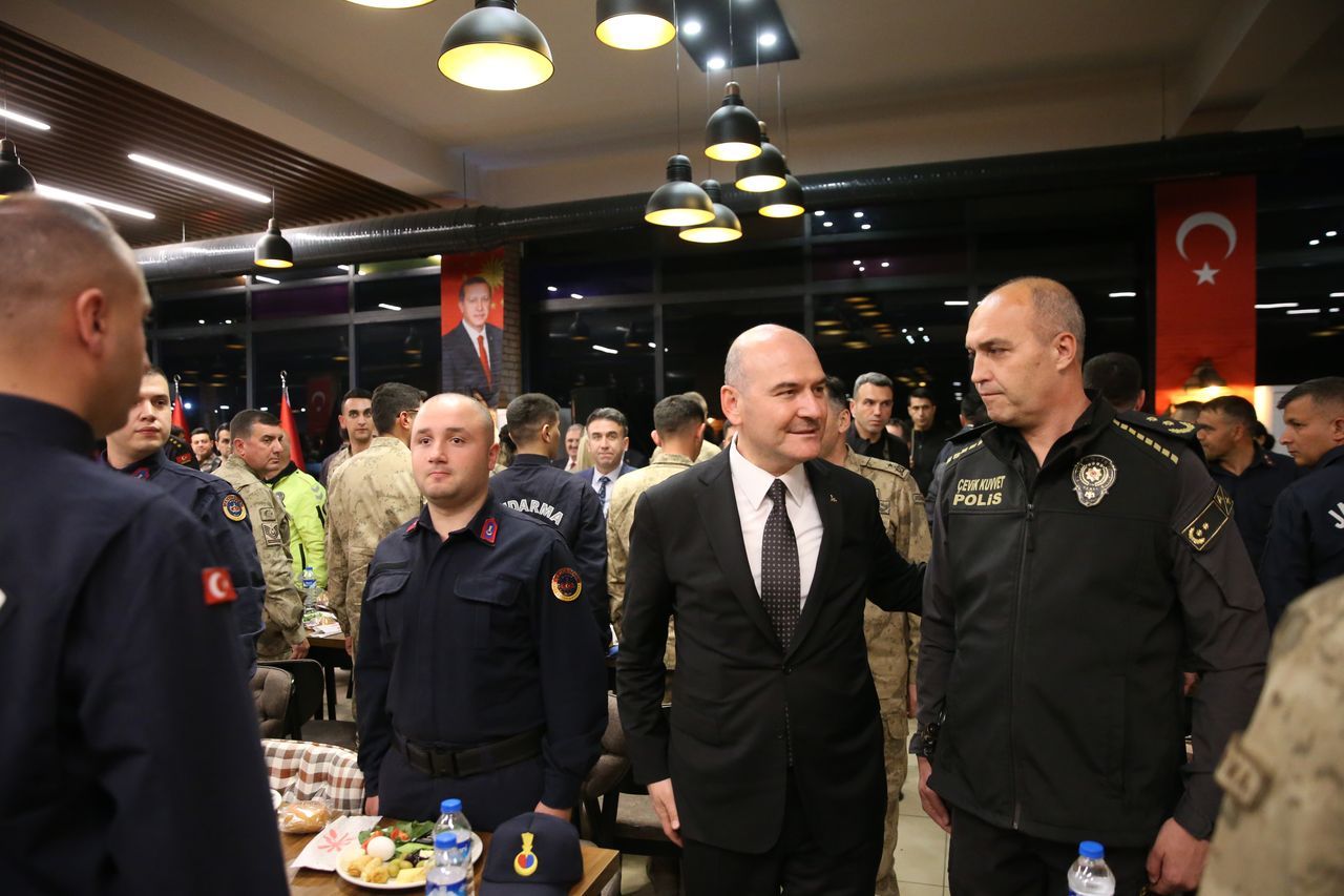 Bakan Soylu, Diyarbakır'da emniyet mensuplarıyla sahur yaptı 10
