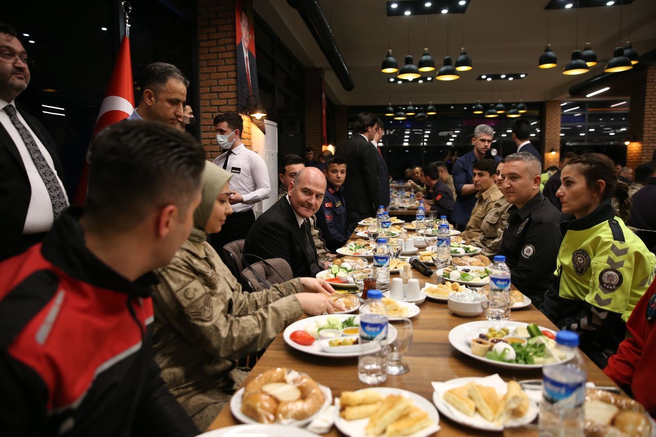 Bakan Soylu, Diyarbakır'da emniyet mensuplarıyla sahur yaptı 11