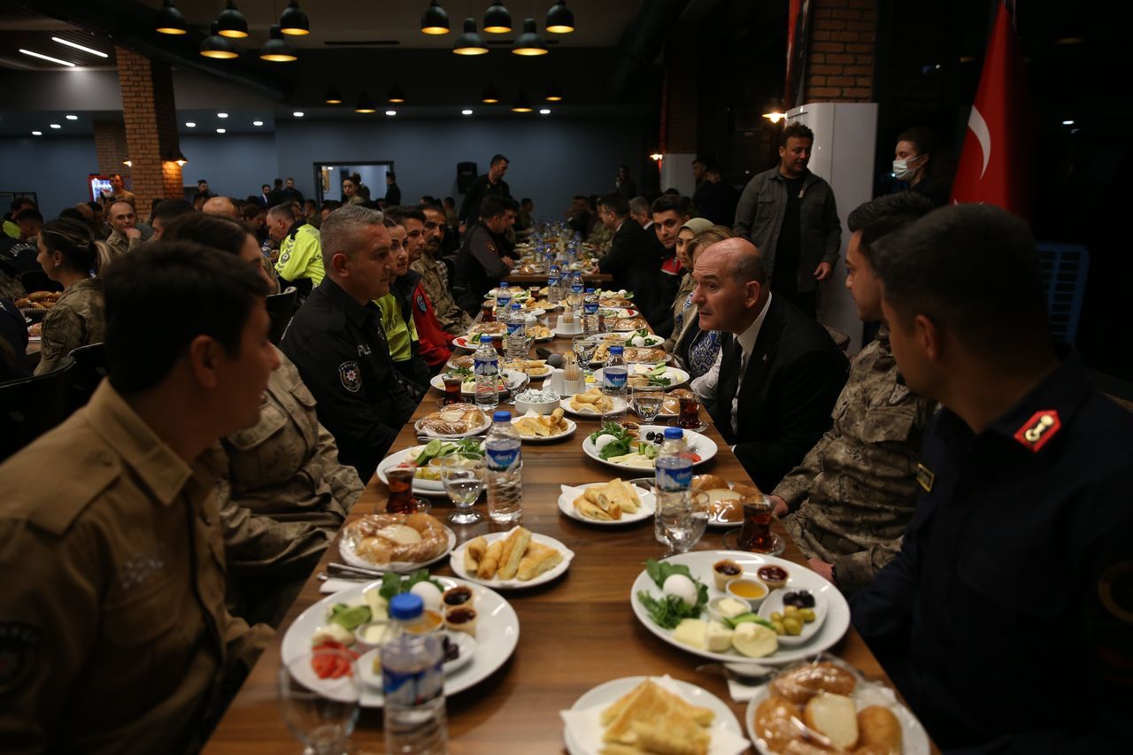 Bakan Soylu, Diyarbakır'da emniyet mensuplarıyla sahur yaptı 12
