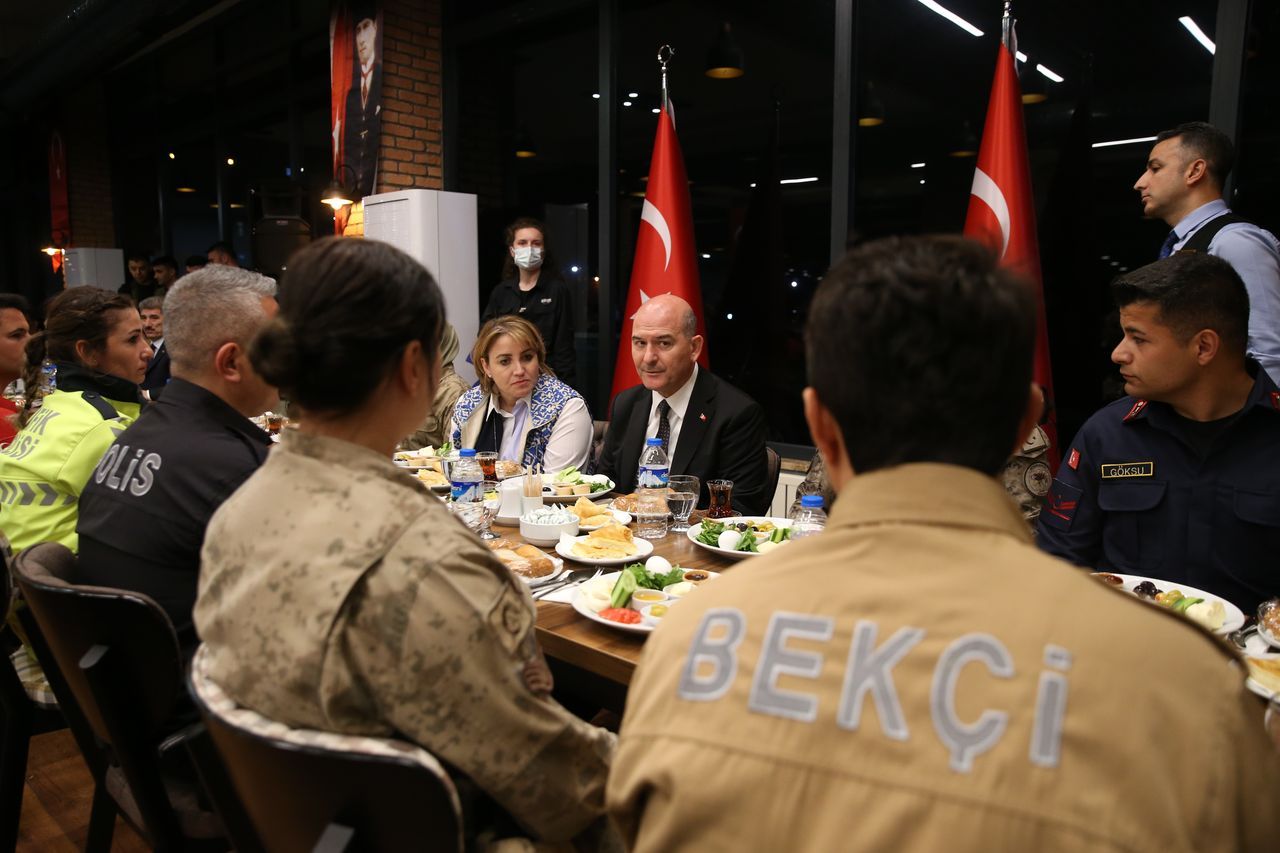 Bakan Soylu, Diyarbakır'da emniyet mensuplarıyla sahur yaptı 13