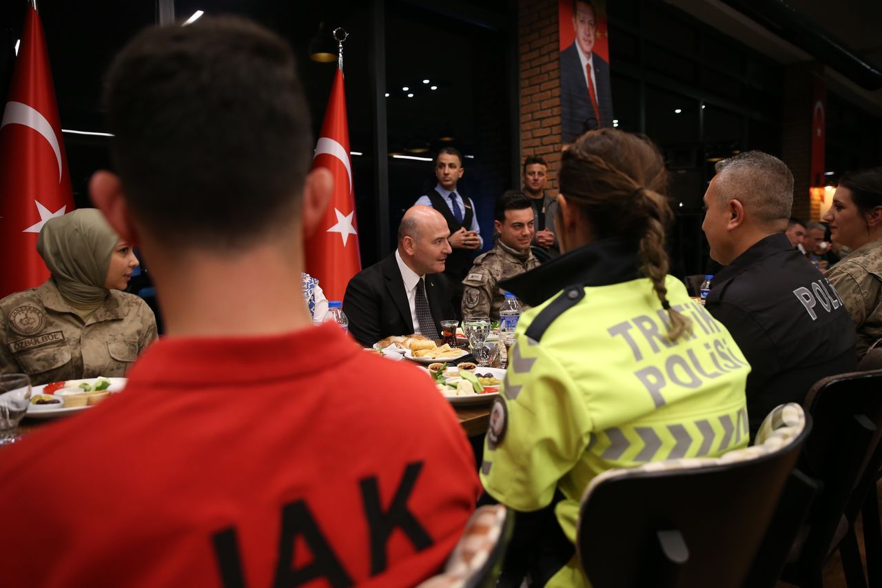 Bakan Soylu, Diyarbakır'da emniyet mensuplarıyla sahur yaptı 14