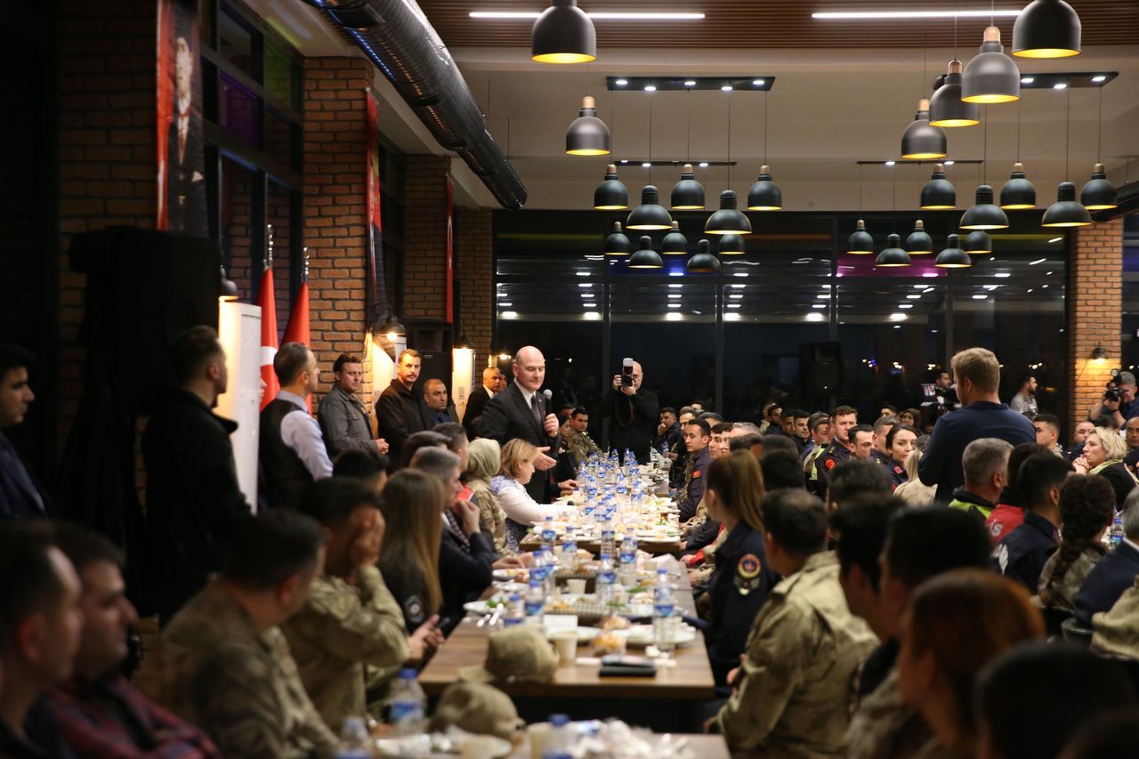 Bakan Soylu, Diyarbakır'da emniyet mensuplarıyla sahur yaptı 16