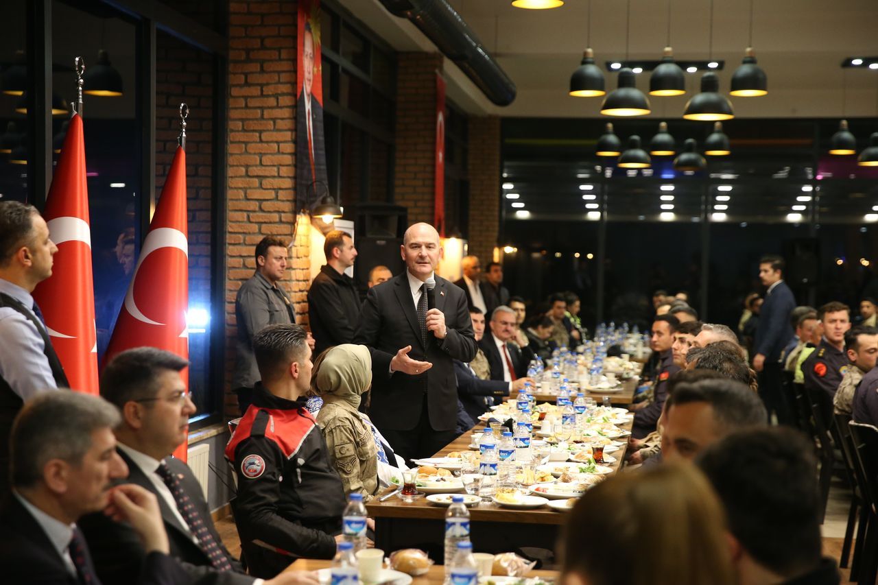 Bakan Soylu, Diyarbakır'da emniyet mensuplarıyla sahur yaptı 17