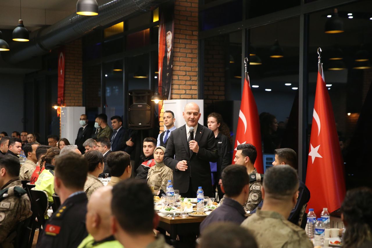 Bakan Soylu, Diyarbakır'da emniyet mensuplarıyla sahur yaptı 18
