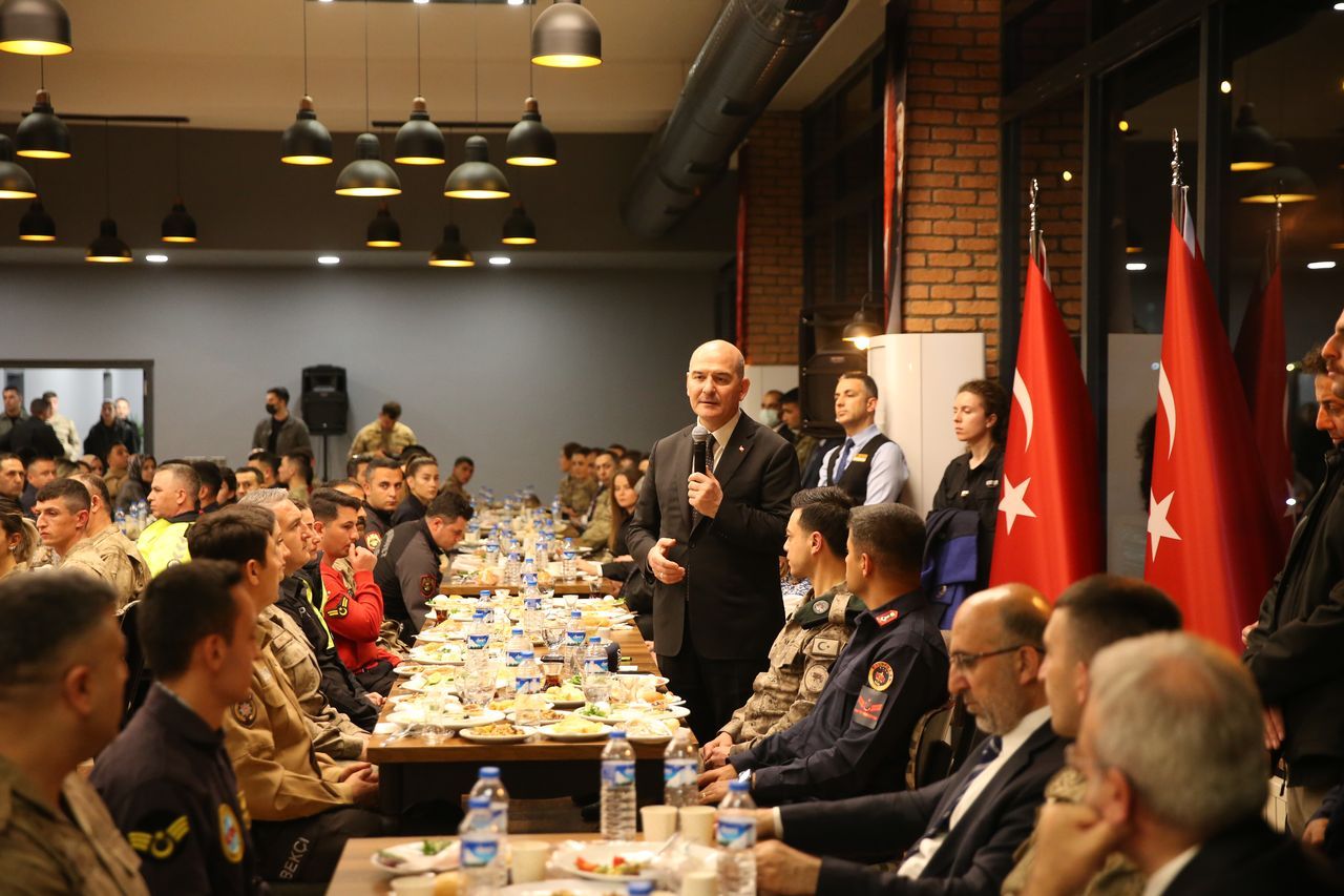 Bakan Soylu, Diyarbakır'da emniyet mensuplarıyla sahur yaptı 19