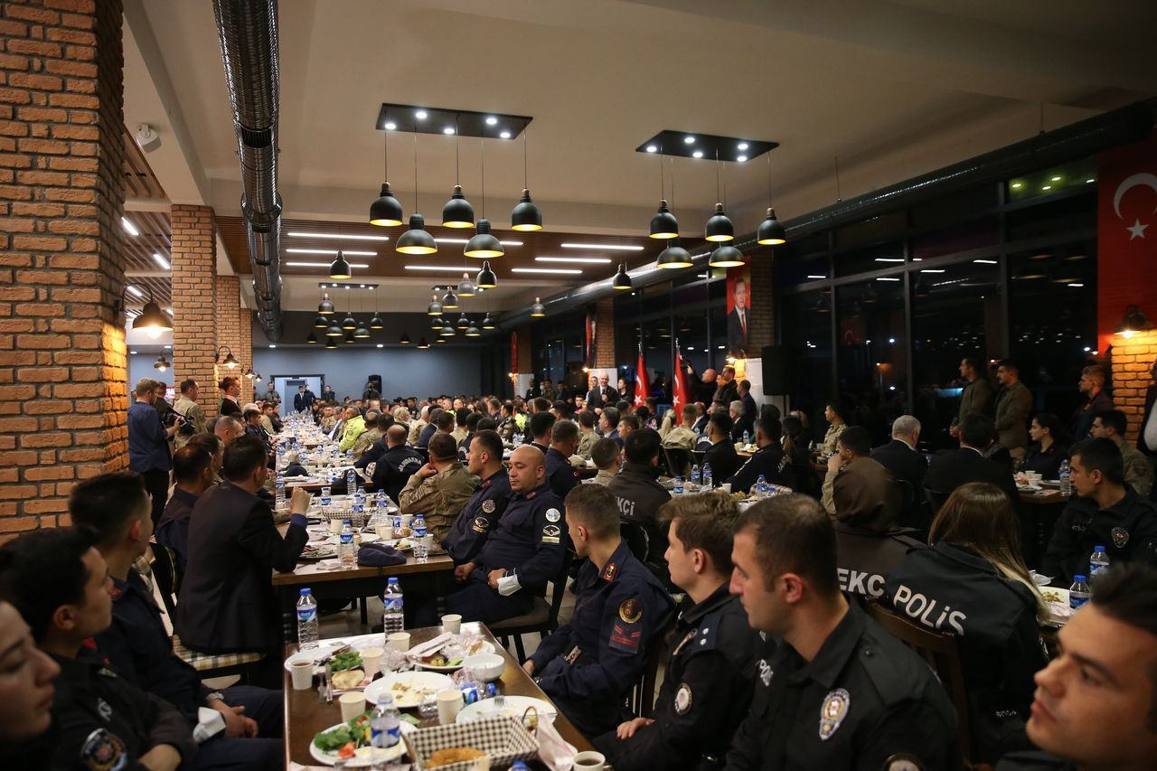Bakan Soylu, Diyarbakır'da emniyet mensuplarıyla sahur yaptı 20