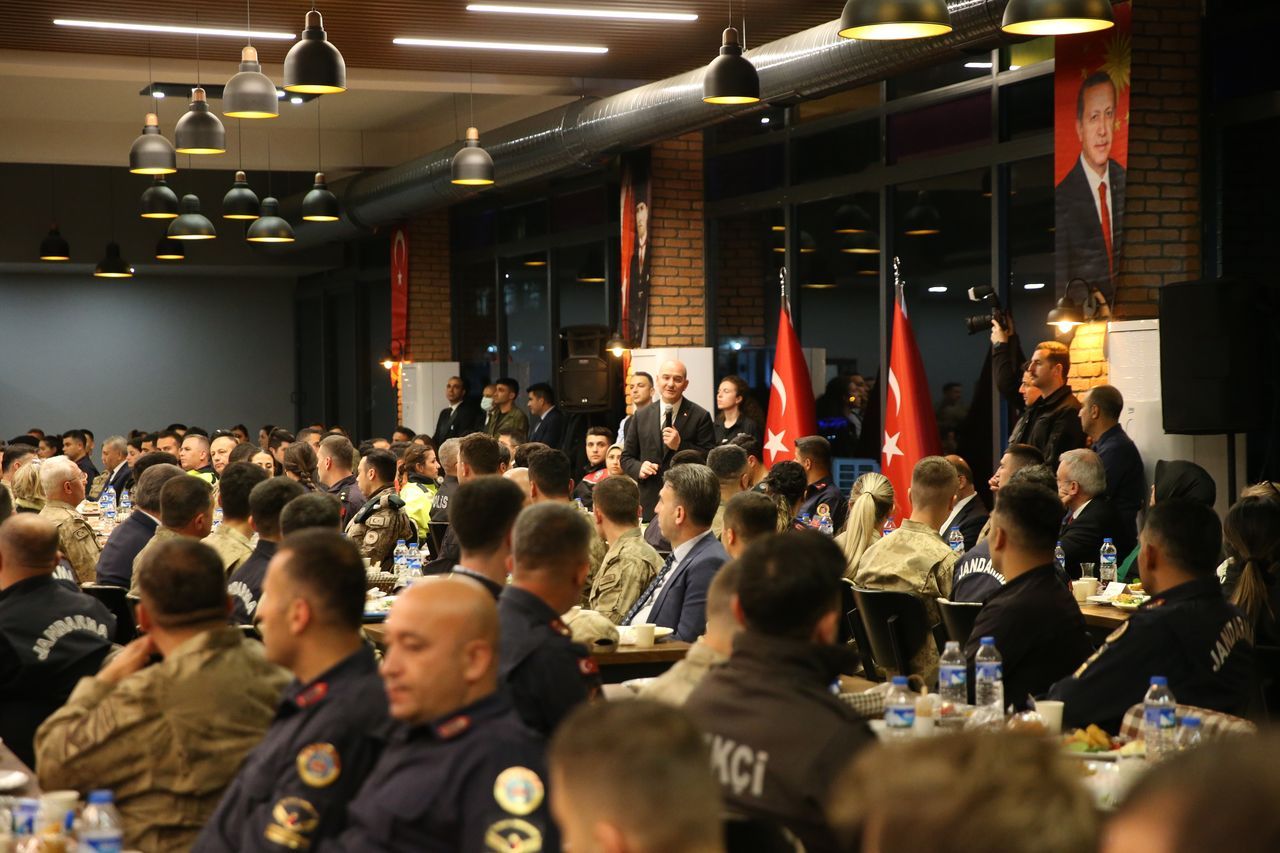 Bakan Soylu, Diyarbakır'da emniyet mensuplarıyla sahur yaptı 21