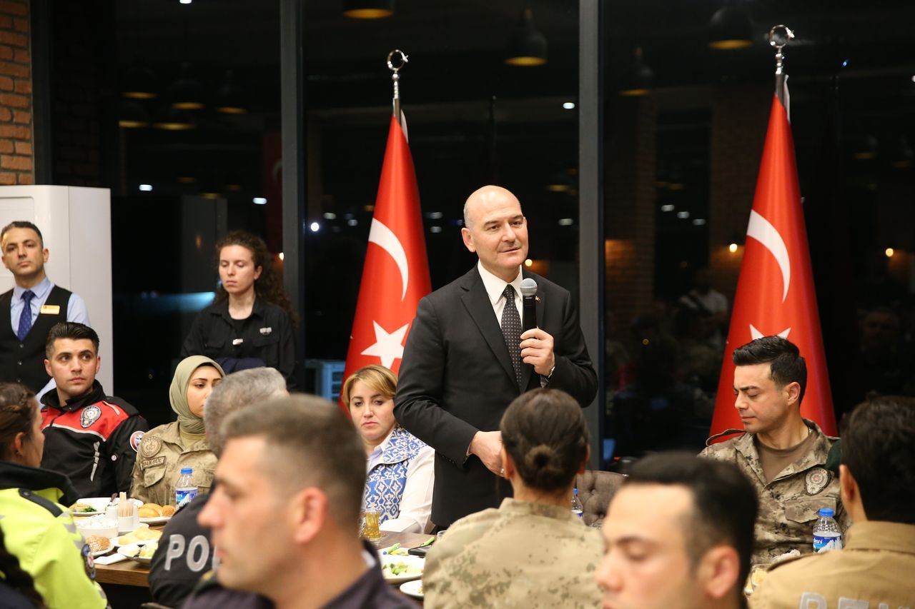 Bakan Soylu, Diyarbakır'da emniyet mensuplarıyla sahur yaptı 22