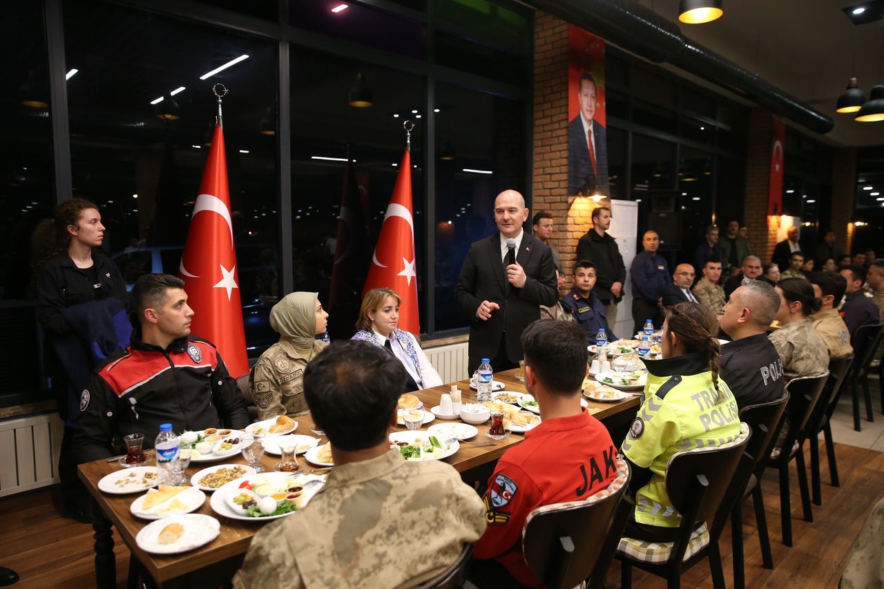 Bakan Soylu, Diyarbakır'da emniyet mensuplarıyla sahur yaptı 23