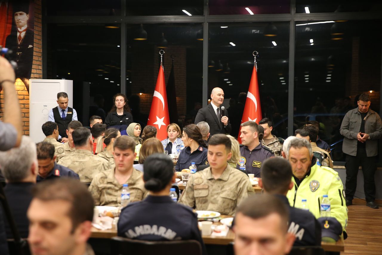 Bakan Soylu, Diyarbakır'da emniyet mensuplarıyla sahur yaptı 24
