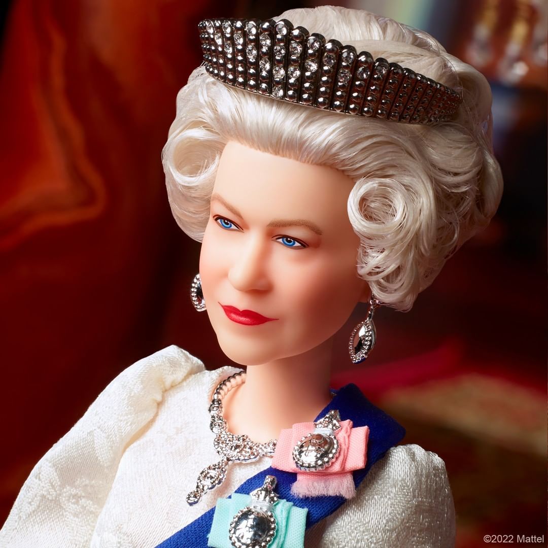 70 yıldır tahtta olan Kraliçe II. Elizabeth'in Barbie bebeği üretildi 1