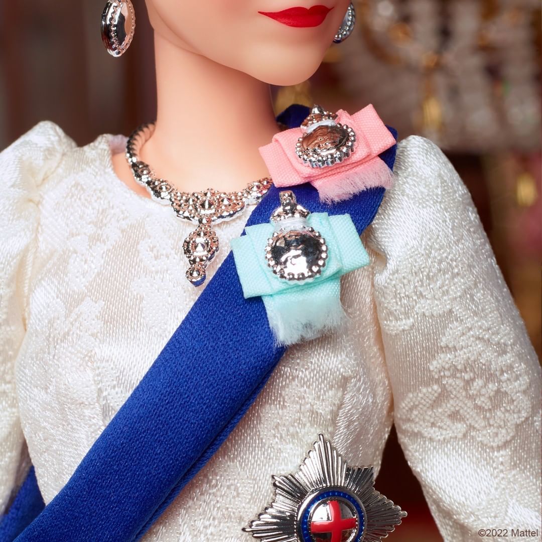 70 yıldır tahtta olan Kraliçe II. Elizabeth'in Barbie bebeği üretildi 3