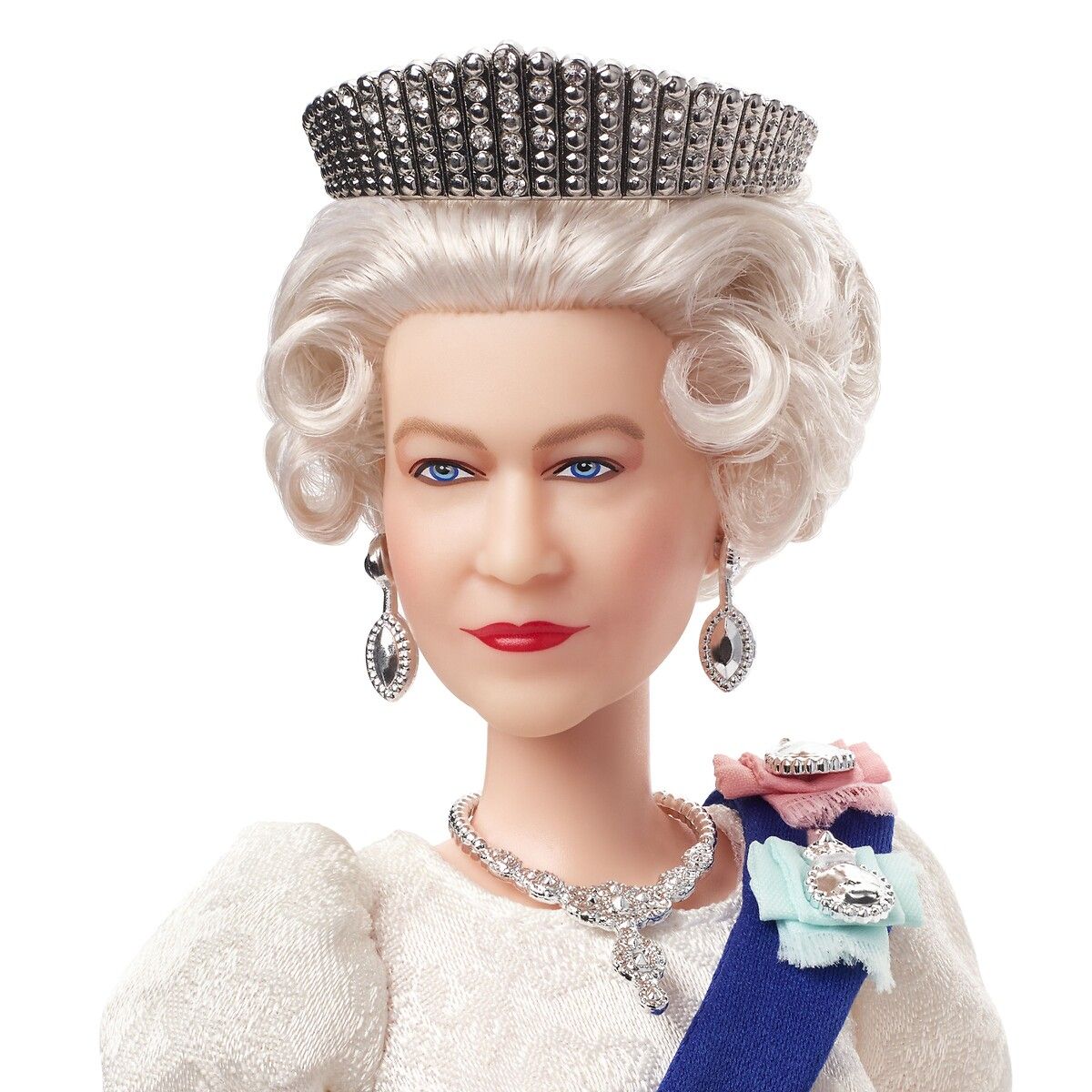 70 yıldır tahtta olan Kraliçe II. Elizabeth'in Barbie bebeği üretildi 11