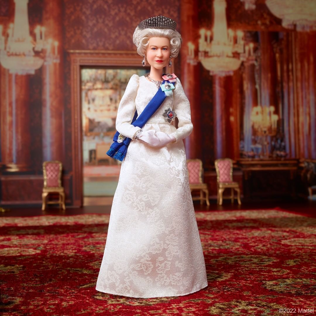 70 yıldır tahtta olan Kraliçe II. Elizabeth'in Barbie bebeği üretildi 4