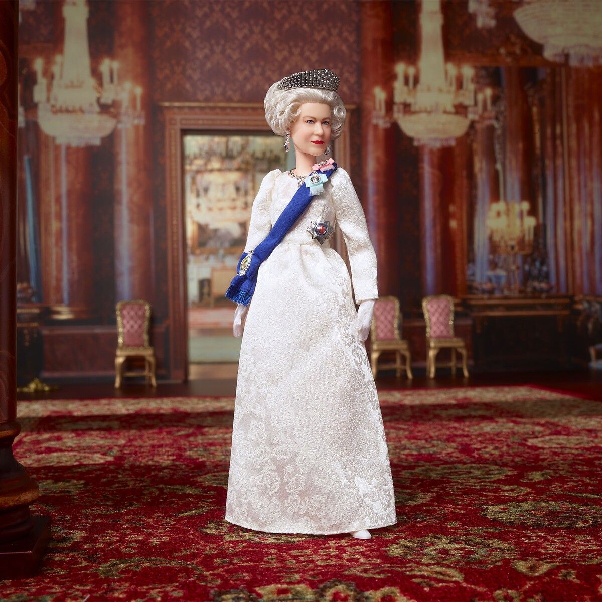 70 yıldır tahtta olan Kraliçe II. Elizabeth'in Barbie bebeği üretildi 2